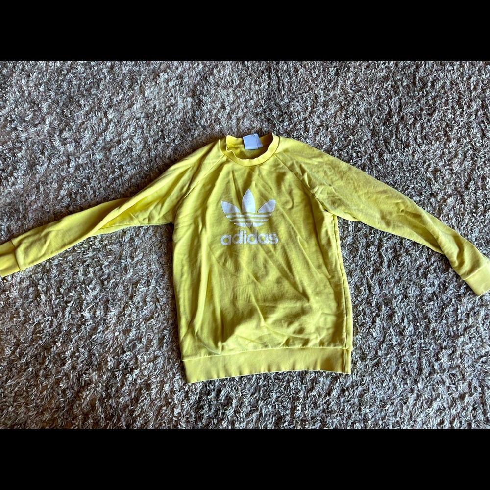 Adidas crewneck!💛